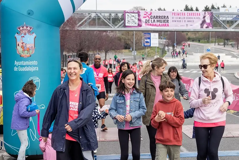 Ana Guarinos, alcaldesa de Guadalajara junto a participantes de la carrera