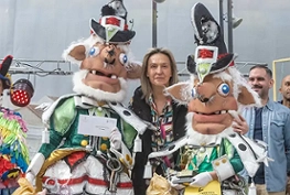 Ana Guarinos junto a gigantes y cabezudos