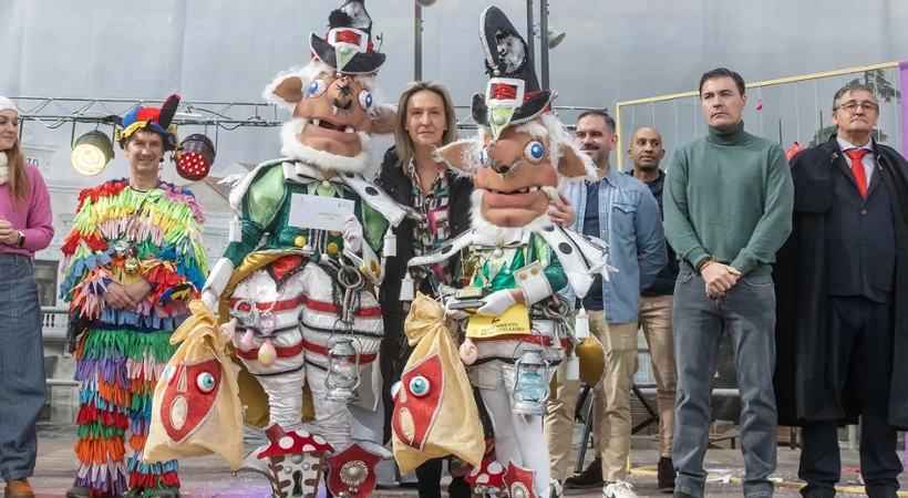 Ana Guarinos junto a gigantes y cabezudos