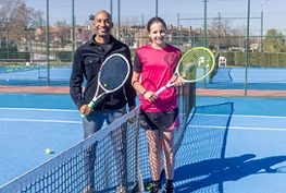 Armengol Engonga junto a la joven tenista alcarreña Irene Mariam
