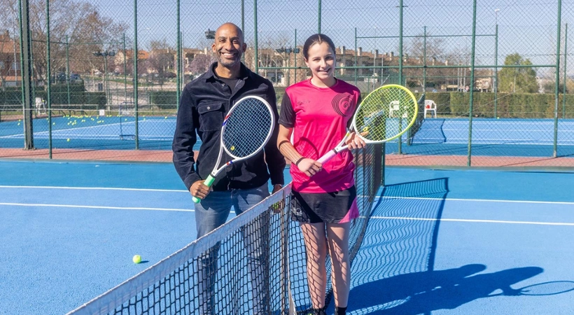 Armengol Engonga junto a la joven tenista alcarreña Irene Mariam